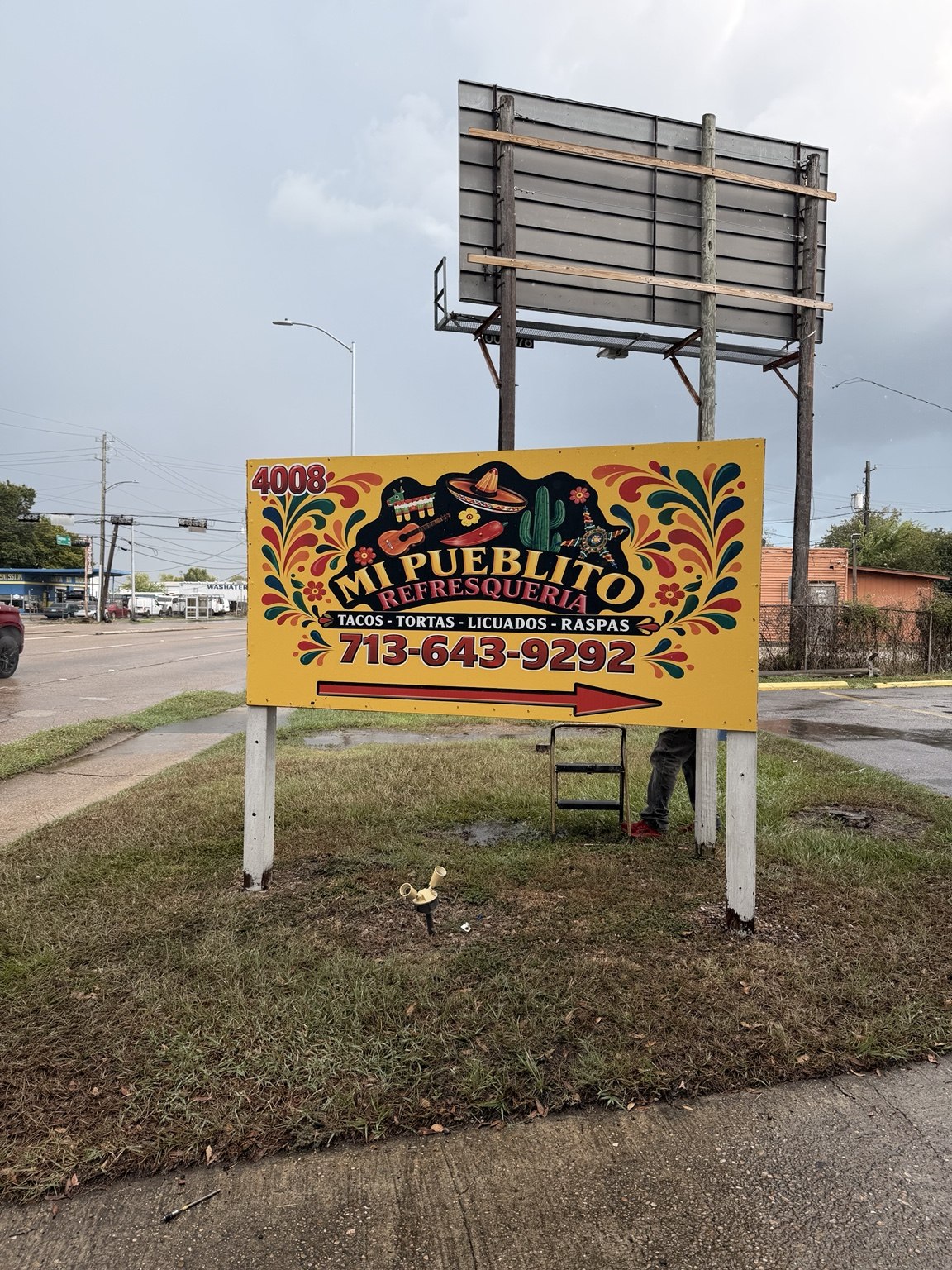Mi Pueblito Refresquería outdoor signage.